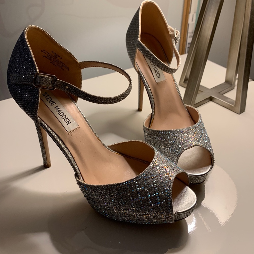 Steve Madden Rizzo Silver Toe open pumps